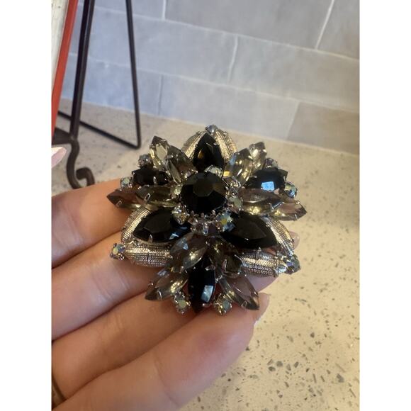 Vintage Brooch Black & Aurora Borealis Rhinestones Flower Design Unsigned 1950s - Picture 3 of 10